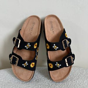 Claquettes noires brodées "Lilou"