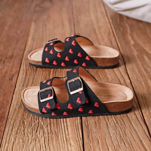 Claquettes noires cœurs rouges brodés "Juliette"